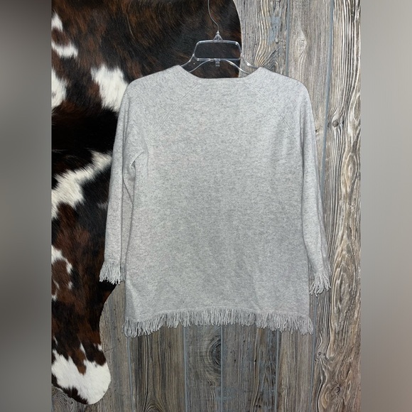Project size small soft and cozy fray fringe hem blouse with 3/4 sleeves - Picture 4 of 5